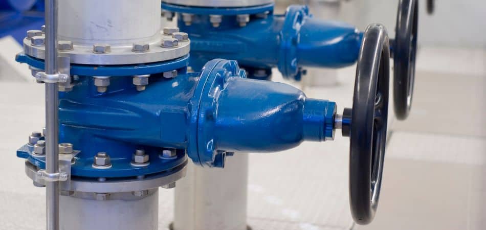 Operating the gate valve