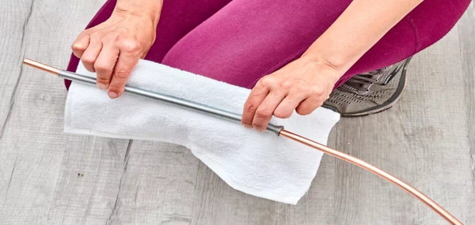 bend the pipe of copper