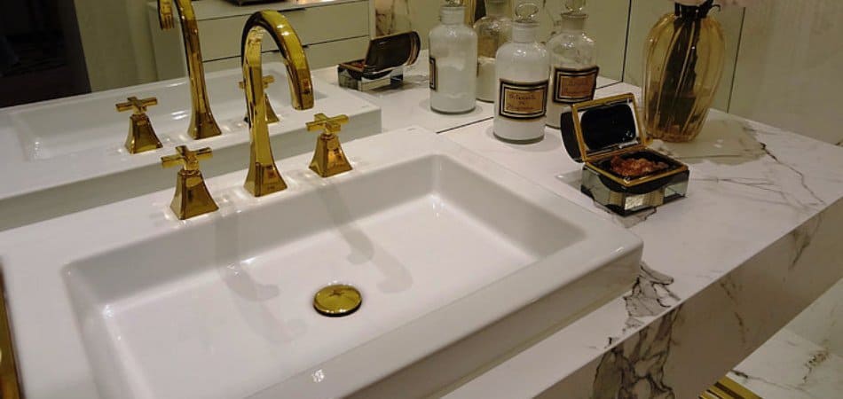 Sink strainer with golden finishing
