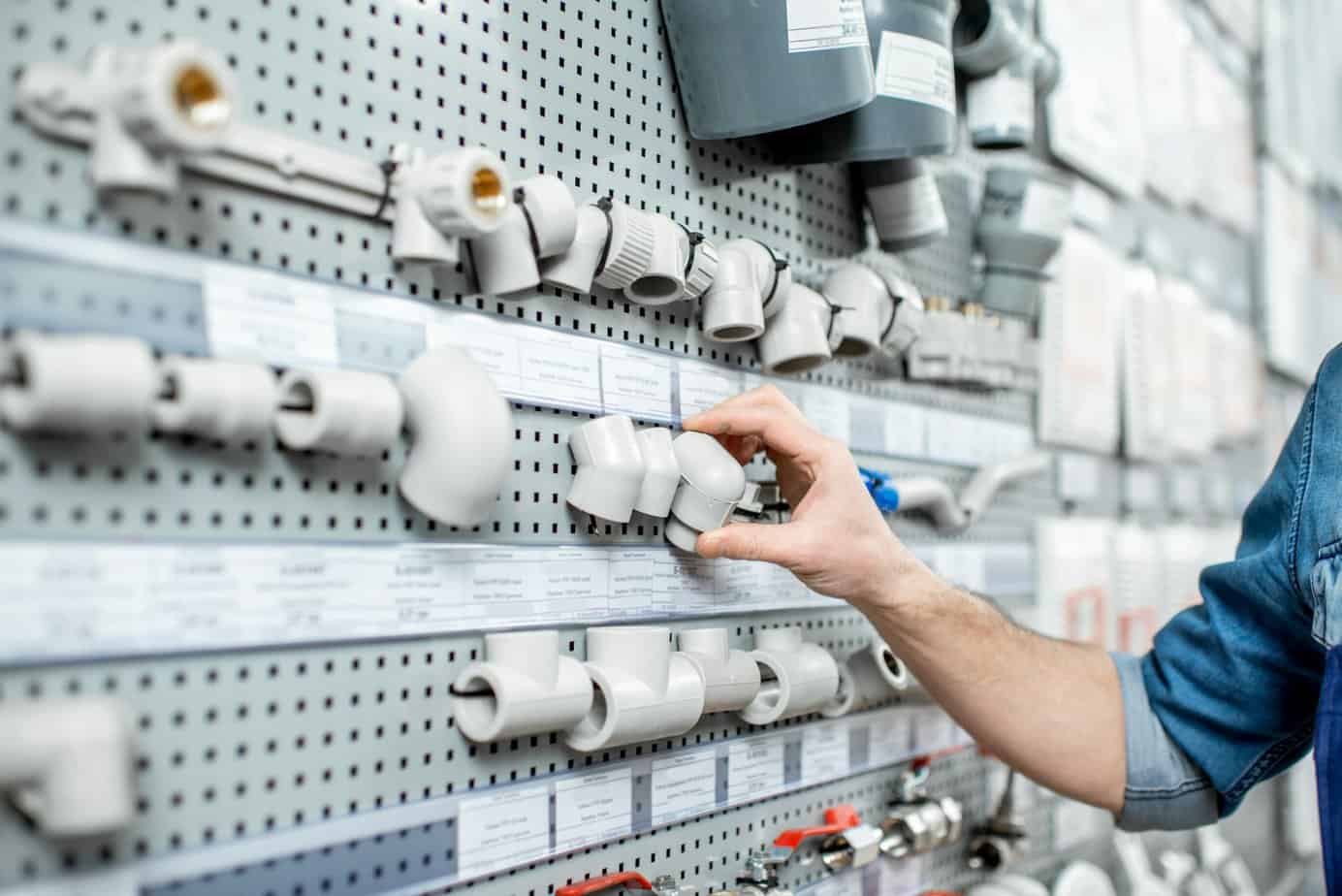 Choosing water pipes in the shop